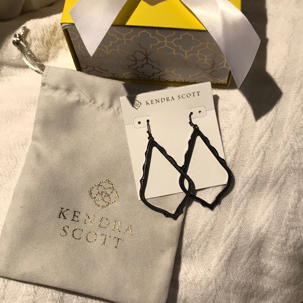 KENDRA SCOTT CLASSIC SOPHIE EARRINGS!
